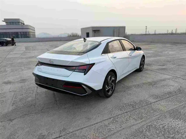 Hyundai Elantra — Фото автомобиля 9