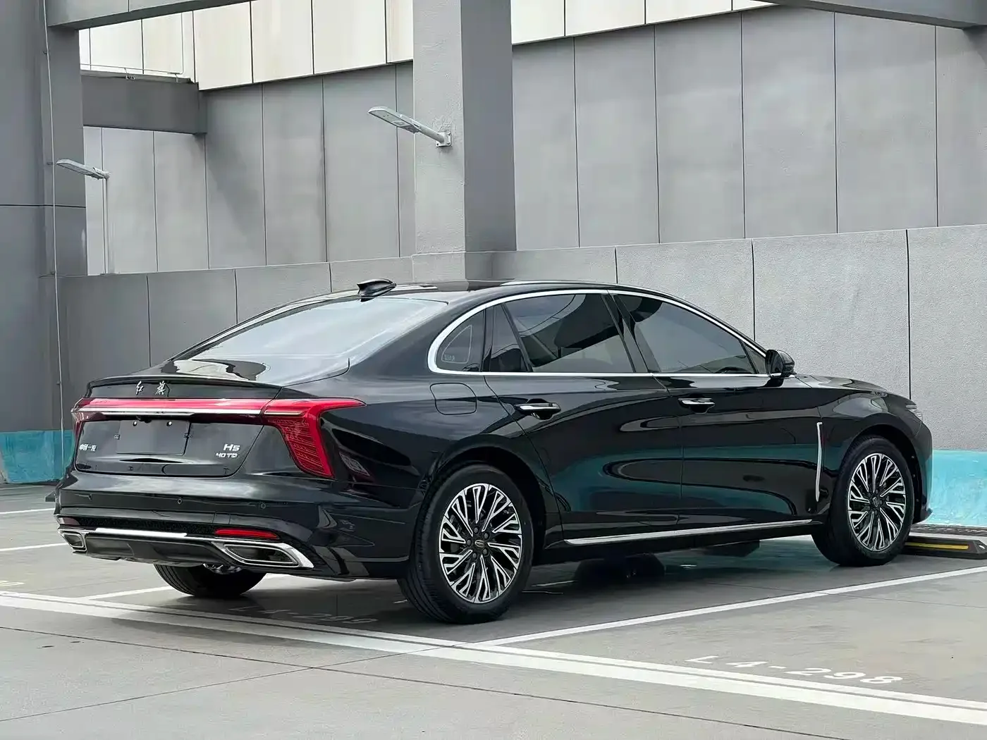 Hongqi Hongqi H5 2023 2.0T Auto Smart Connect Flag Comfort — Фото автомобиля 6