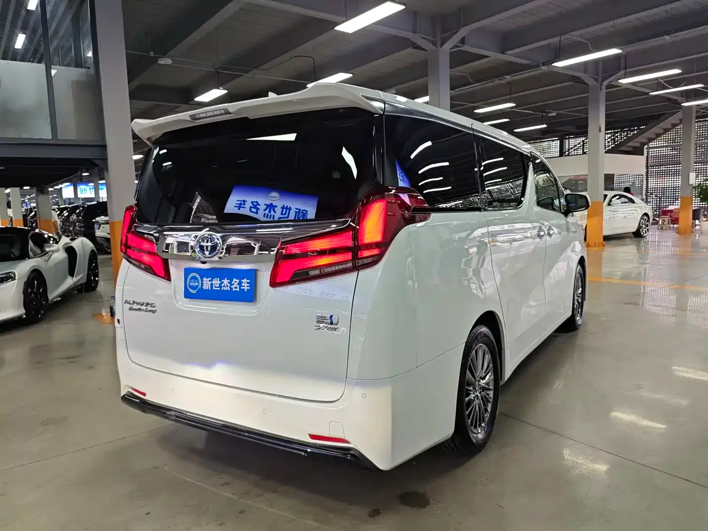 Toyota Alphard 2021 Hybrid 2.5L Premium — Фото автомобиля 15
