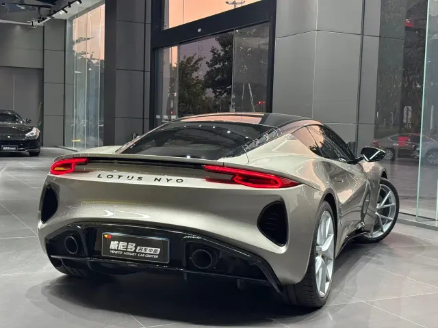 Lotus Emira — Фото автомобиля 5
