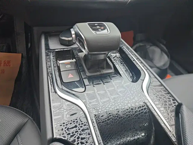 Hongqi E-QM5 — Фото автомобиля 13