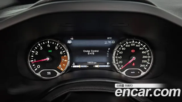 Jeep Renegade — Фото автомобиля 11