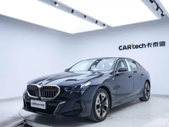 BMW 5 Series — Фото автомобиля 11