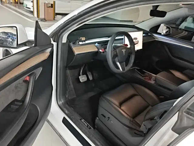 Tesla Model Y — Фото автомобиля 15