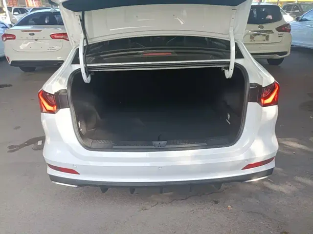 Roewe i5 — Фото автомобиля 18