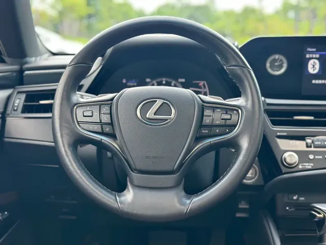 Lexus ES — Фото автомобиля 10
