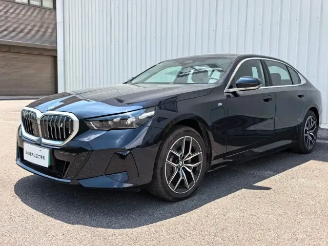 BMW i5 — Фото автомобиля 2