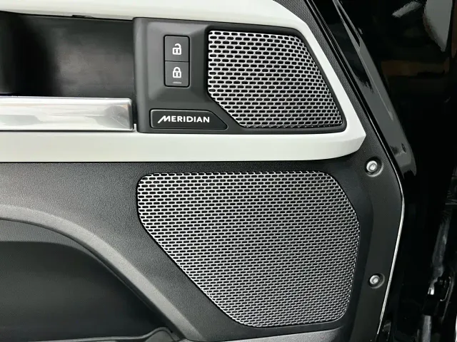 Land Rover Defender — Фото автомобиля 23