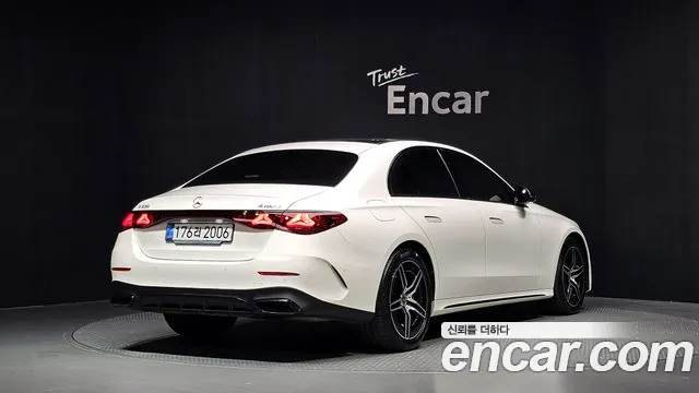 Mercedes-Benz E-Class — Фото автомобиля 2