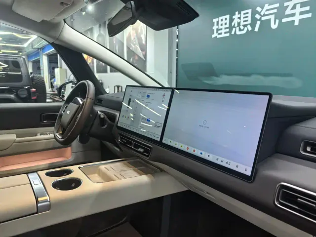 Li Auto MEGA — Фото автомобиля 11