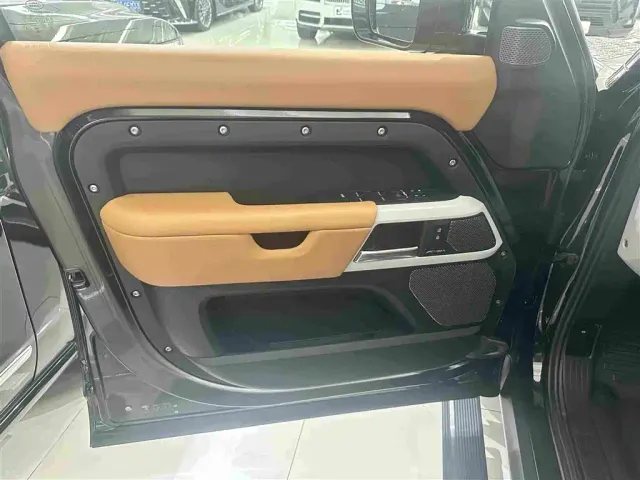 Land Rover Defender — Фото автомобиля 6