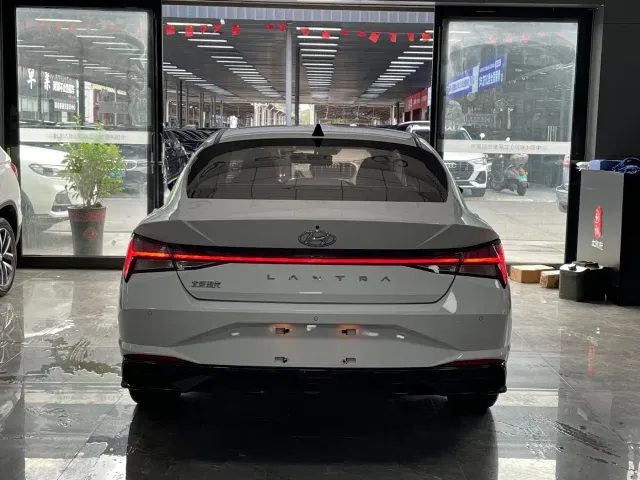 Hyundai Elantra — Фото автомобиля 16
