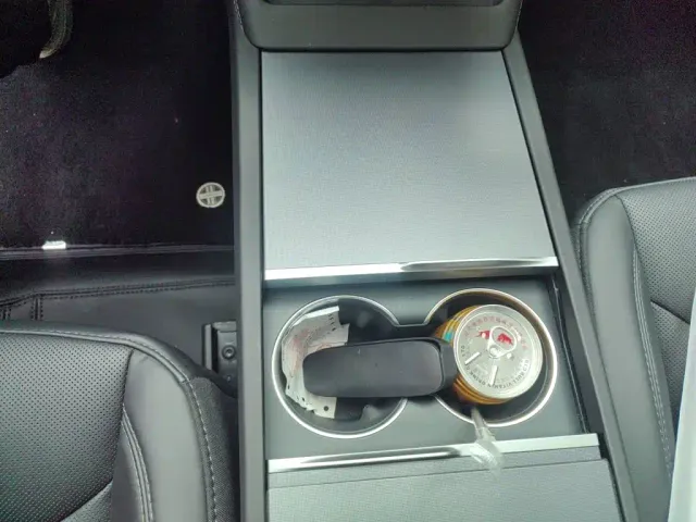Tesla Model 3 — Фото автомобиля 10