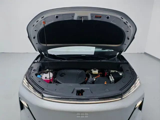 Geely Galaxy Starship 7 EM-i — Фото автомобиля 13