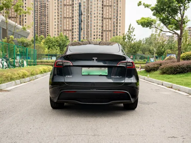 Tesla Model Y — Фото автомобиля 6