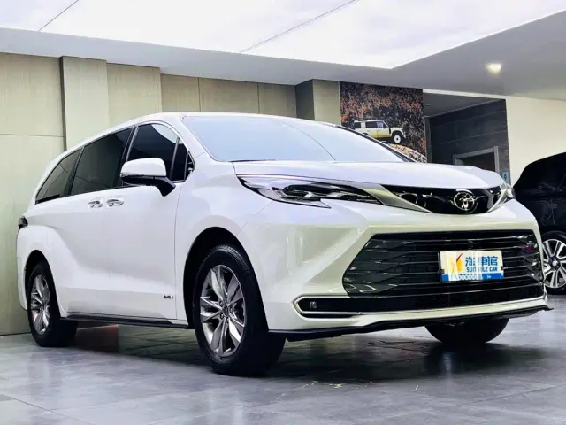 Toyota Sienna — Фото автомобиля 3