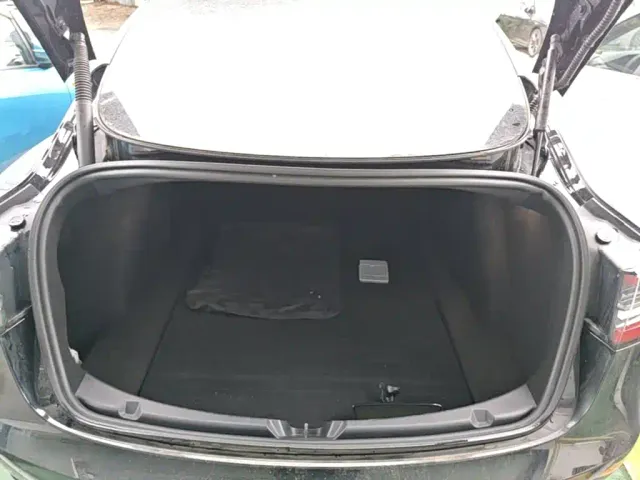 Tesla Model 3 — Фото автомобиля 14