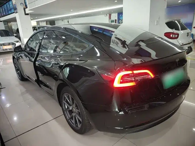 Tesla Model 3 — Фото автомобиля 4