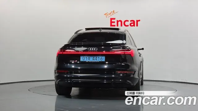 Audi e-tron — Фото автомобиля 4