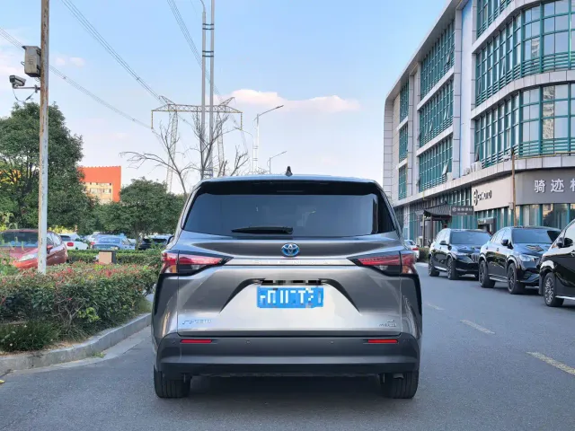 Toyota Sienna — Фото автомобиля 3