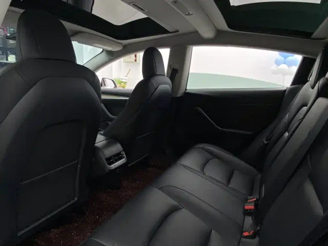 Tesla Model 3 — Фото автомобиля 29