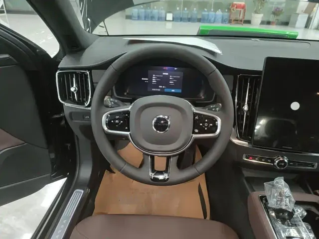 Volvo S90 — Фото автомобиля 10