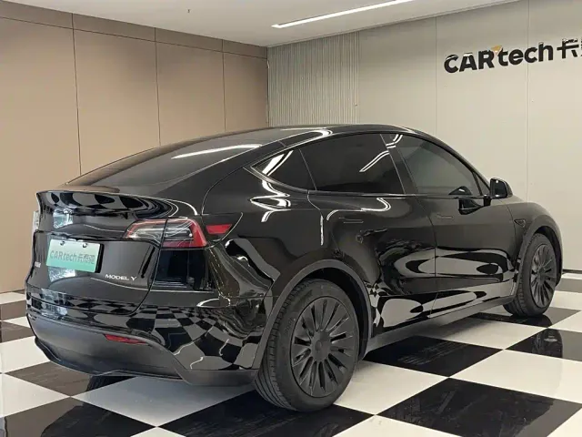 Tesla Model Y — Фото автомобиля 5