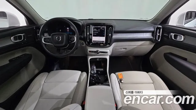 Volvo XC40 — Фото автомобиля 10