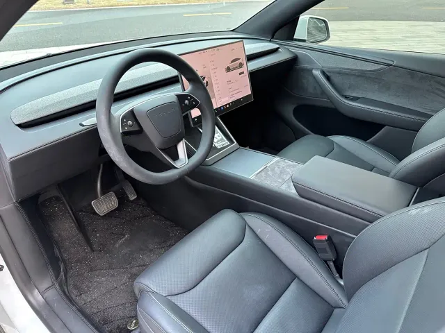Tesla Model Y L — Фото автомобиля 9