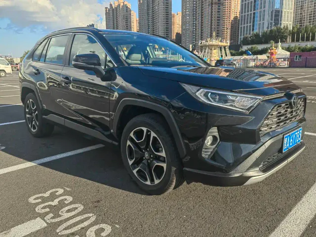 Toyota RAV4 — Фото автомобиля 3