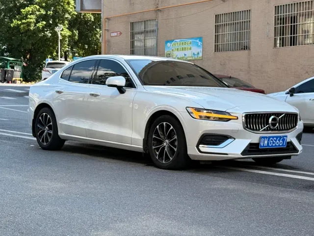 Volvo S60 — Фото автомобиля 3