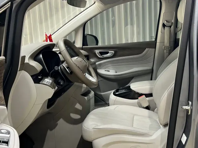 Roewe iMAX8 — Фото автомобиля 7