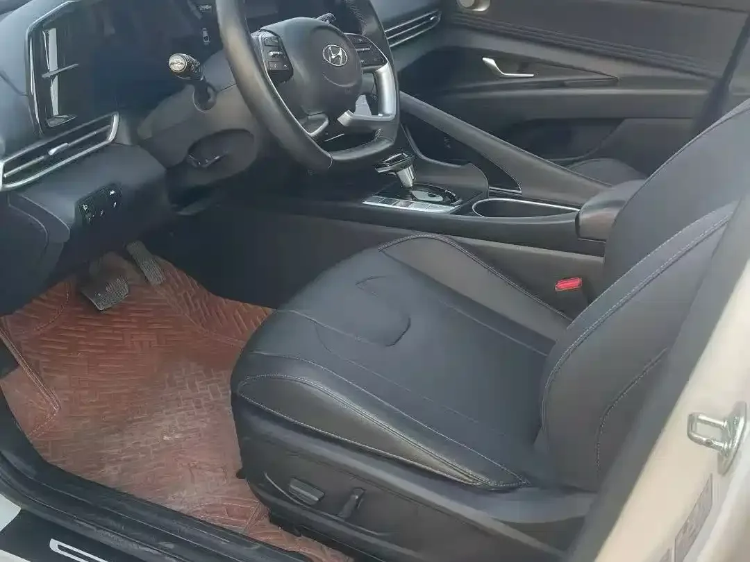 Hyundai Elantra 2022 1.5L CVT LUX Premium Edition — Фото автомобиля 4