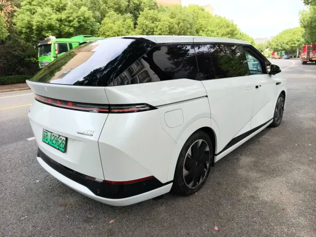 Xpeng X9 — Фото автомобиля 13