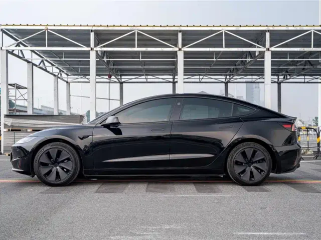 Tesla Model 3 — Фото автомобиля 5