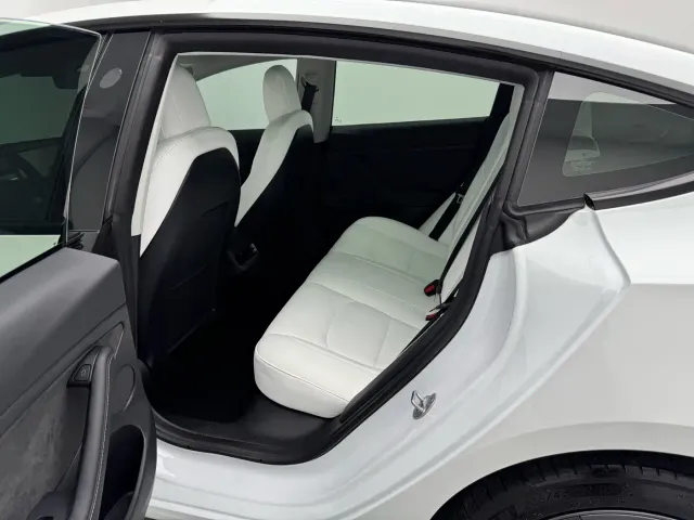 Tesla Model 3 — Фото автомобиля 6