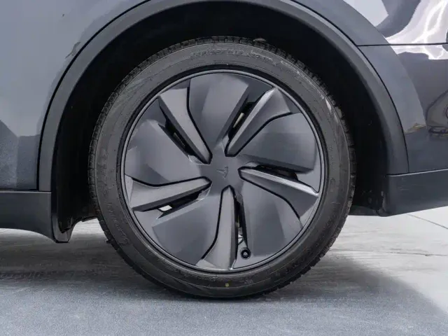 Tesla Model Y — Фото автомобиля 24