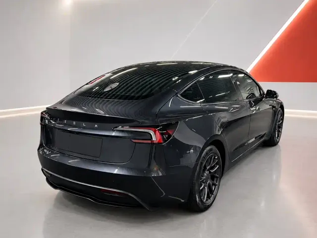 Tesla Model 3 — Фото автомобиля 6