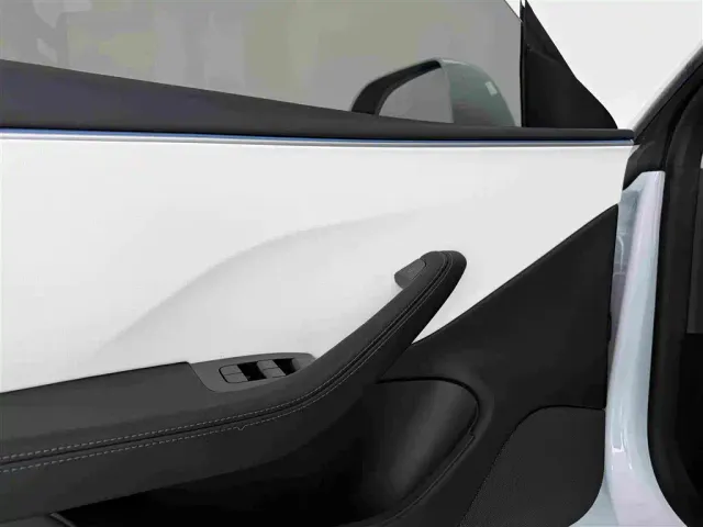 Tesla Model 3 — Фото автомобиля 8