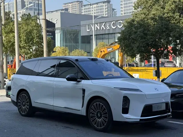 Nio ES8 — Фото автомобиля 3