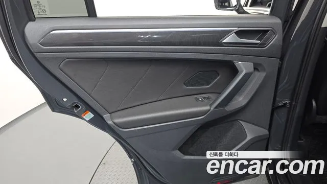 Volkswagen Tiguan Tiguan 2 поколение 2.0 TDI Premium — Фото автомобиля 25