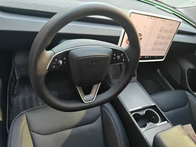 Tesla Model 3 — Фото автомобиля 6