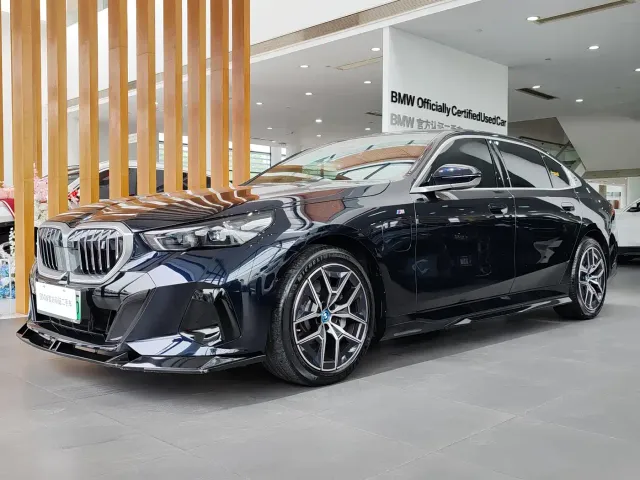 Фотография автомобиля — BMW i5