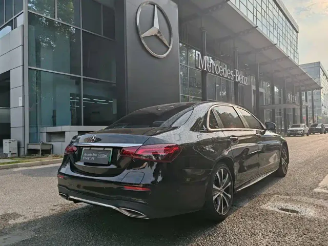 Mercedes-Benz E-Class — Фото автомобиля 3