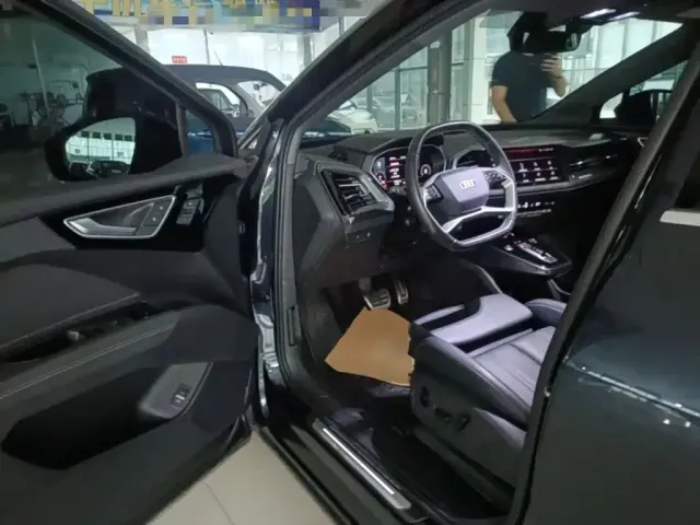 Audi Audi Q4 e-tron 2023 40 e-tron Innovation Edition — Фото автомобиля 15