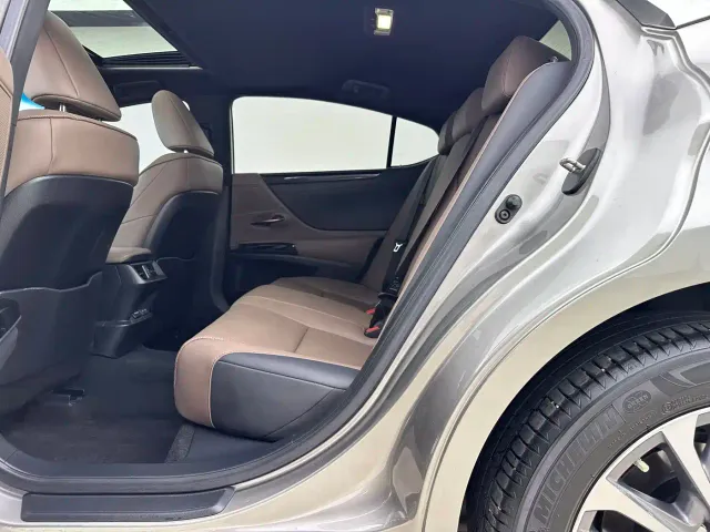Lexus ES — Фото автомобиля 7