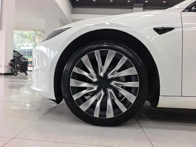 Tesla Model 3 — Фото автомобиля 21