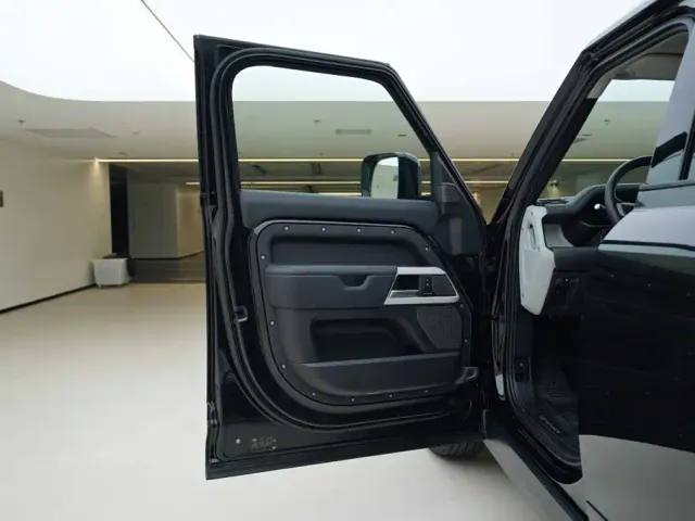 Land Rover Defender — Фото автомобиля 15