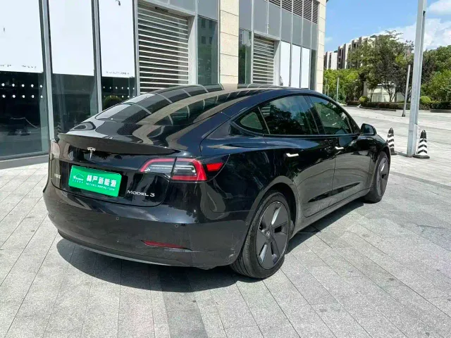 Tesla Model 3 — Фото автомобиля 10