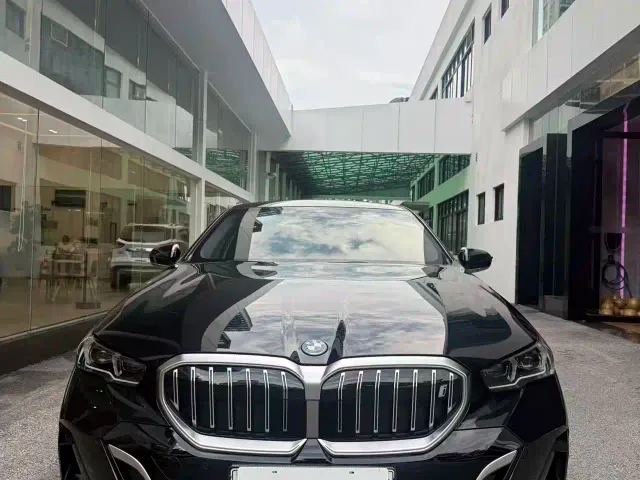 BMW i5 — Фото автомобиля 2